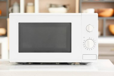 Modern mutfakta mikrodalga fırın tezgahta, yakın plan.