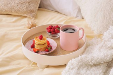 Rahat yatakta kahvaltı tepsisi