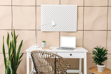 Duvarında tahta olan modern çalışma alanı ve ofis malzemeleri.