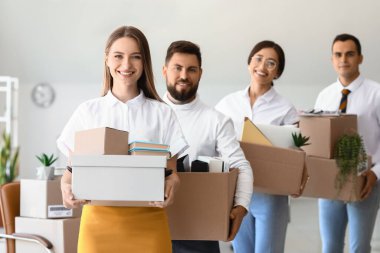 İş adamları taşınma gününde içinde eşyalar olan kutuları taşıyorlar.
