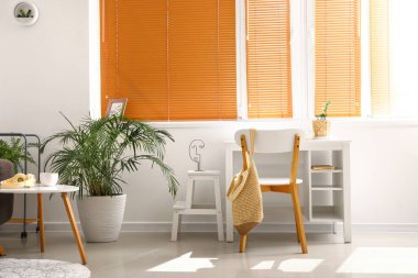 Modern işyeri ve pencerenin yanındaki beyaz basamaklı tabure