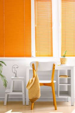 Modern işyeri ve pencerenin yanındaki beyaz basamaklı tabure