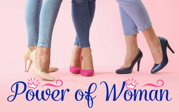 Nogi Pięknych Młodych Kobiet Tekst Power Woman Tle Koloru Międzynarodowy — Zdjęcie stockowe