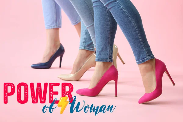 Nogi Pięknych Młodych Kobiet Tekst Power Woman Tle Koloru Międzynarodowy — Zdjęcie stockowe