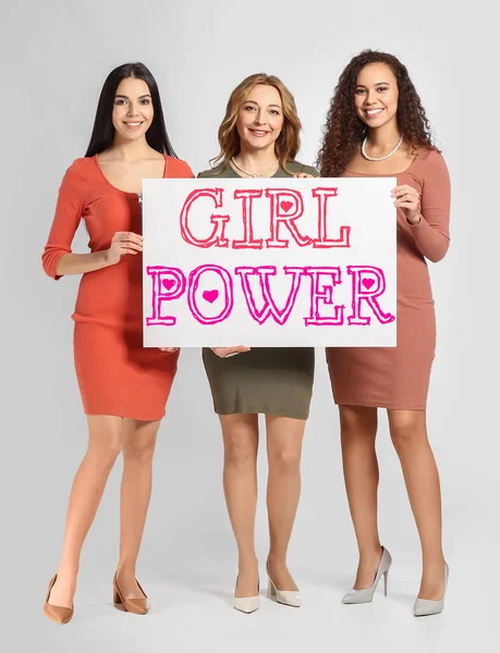 Piękne Kobiety Trzymające Plakat Tekstem Girl Power Jasnym Tle Międzynarodowy — Zdjęcie stockowe
