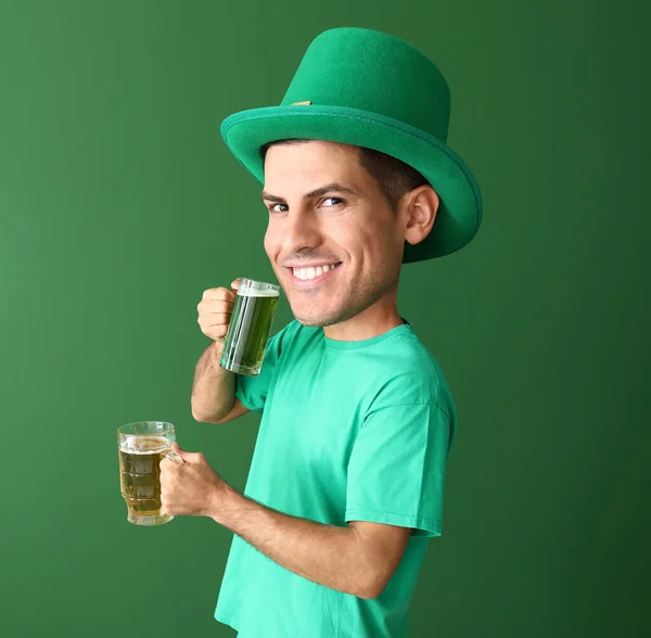 Jovem Com Cabeça Grande Cerveja Fundo Verde Celebração Dia São — Fotografia de Stock