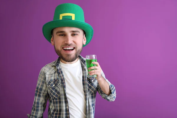 Jovem Bonito Com Cabeça Grande Copo Cerveja Fundo Cor Celebração — Fotografia de Stock