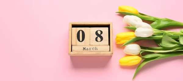 Kalender Med Datum För Internationella Kvinnodagen Och Tulpan Blommor Färg — Stockfoto