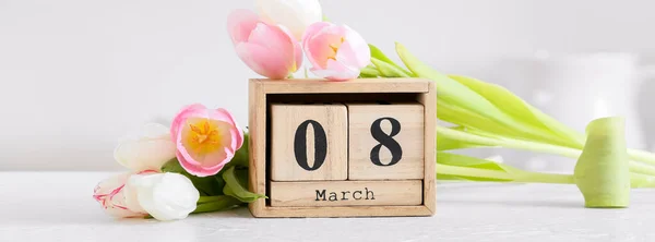 Kalender Mit Datum Des Internationalen Frauentages Und Tulpenblumen Auf Hellem — Stockfoto