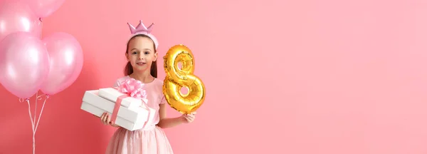 Dívka Dárkem Balónky Růžovém Pozadí Prostorem Pro Text Mezinárodní Oslava — Stock fotografie