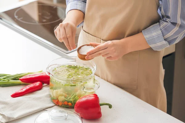 Kvinna Som Tillsätter Salt Välsmakande Dietsoppa Bordet Köket — Stockfoto