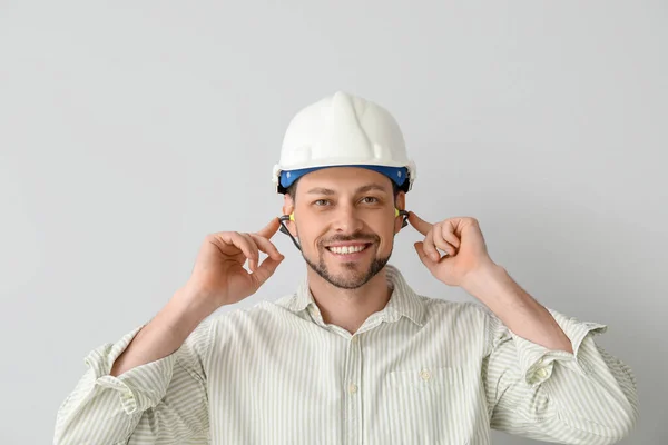 Hombre Guapo Hardhat Con Tapones Para Los Oídos Sobre Fondo —  Fotos de Stock