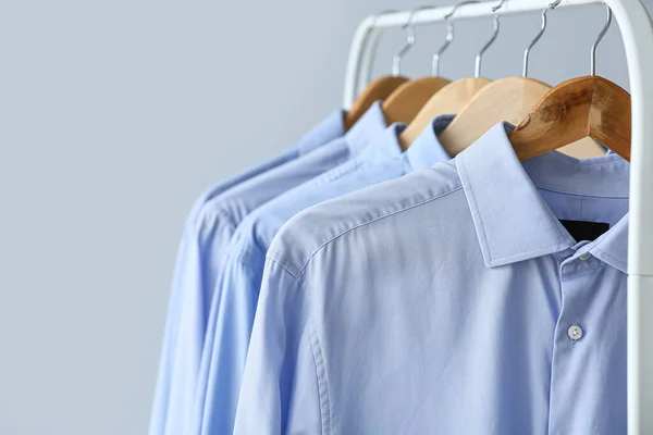 Regál Čistými Košile Šedém Pozadí — Stock fotografie