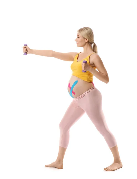 白の背景に適用Kinesioテープトレーニングを持つ妊婦 — ストック写真