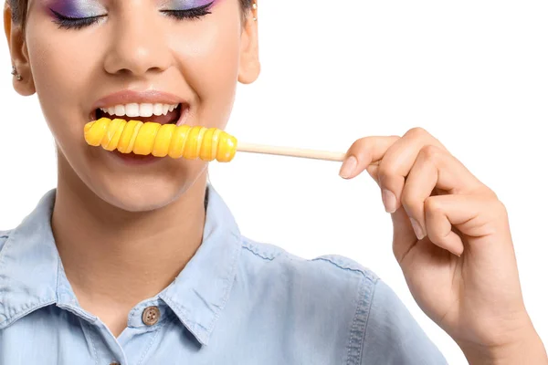 Jovem Mulher Comendo Pirulito Amarelo Doce Fundo Branco — Fotografia de Stock