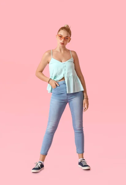 Modieuze Jonge Vrouw Stijlvolle Jeans Kleur Achtergrond — Stockfoto