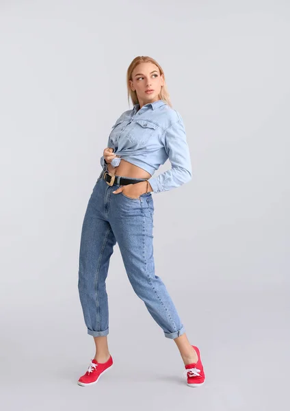 Modieuze Jonge Vrouw Stijlvolle Jeans Kleding Lichte Achtergrond — Stockfoto