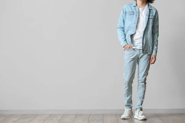 Modischer Junger Mann Stylischer Jeans Kleidung Nahe Lichtwand — Stockfoto