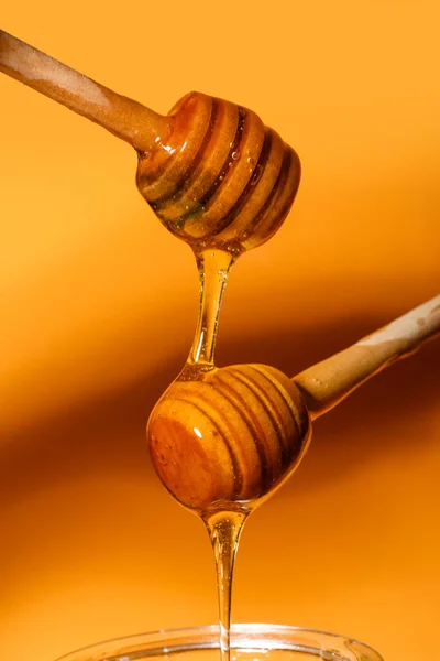 蜂蜜滴下から色の背景にディップ — ストック写真