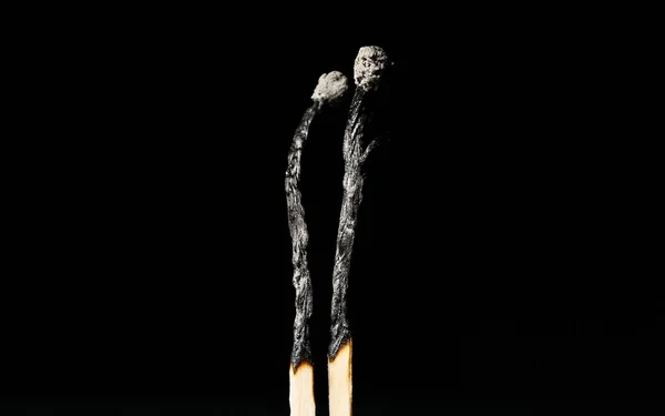 Ein Paar Verbrannte Kerzen Auf Schwarzem Hintergrund Konzept Des Beziehungsburnouts — Stockfoto