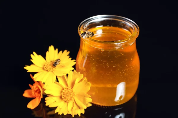 Skleněná Sklenice Medem Marigold Květiny Včely Černém Pozadí — Stock fotografie