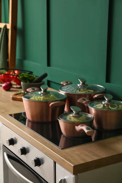 Kookpotten Met Voorbereide Gerechten Kachel Nabij Groene Muur Close — Stockfoto