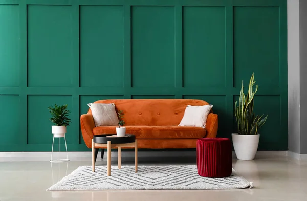 Intérieur Salon Moderne Avec Pouf Confortable Canapé Près Mur Couleur — Photo