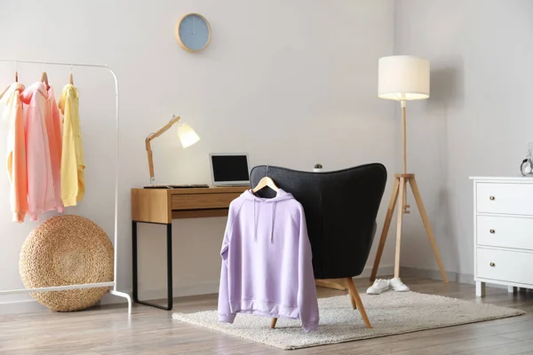 Wnętrze Pokoju Bluzą Wiszącą Fotelu — Zdjęcie stockowe