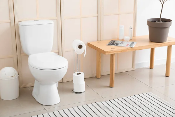 Bin Mangkuk Toilet Pemegang Kertas Meja Dengan Majalah Dan Perlengkapan — Stok Foto
