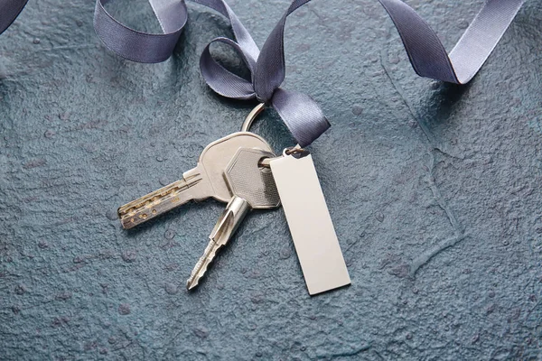 Ribbon Keys Stylish Keychain Dark Background — Stock Photo, Image