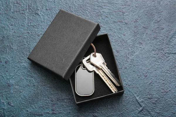 带有时髦键和黑暗背景下的钥匙链的盒子 — 图库照片