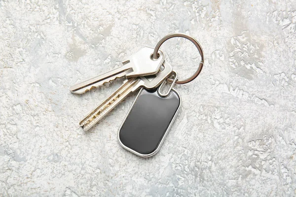 浅色背景带时尚金属钥匙链的钥匙 — 图库照片