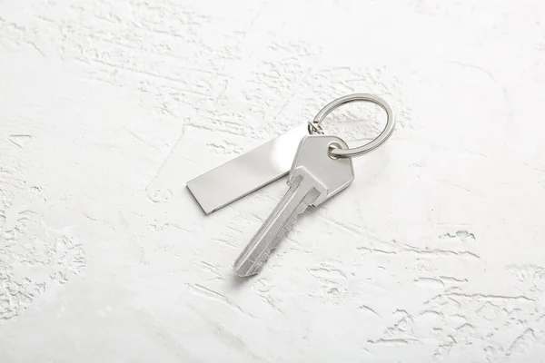 Nyckel Med Snygg Silver Nyckelring Ljus Bakgrund — Stockfoto