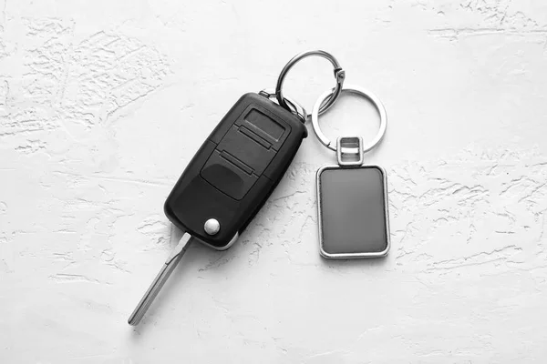 带白色背景的时髦钥匙链的汽车钥匙 — 图库照片