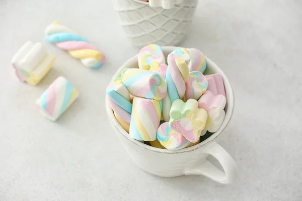 Coppa Con Marshmallow Dolci Sfondo Bianco — Foto Stock