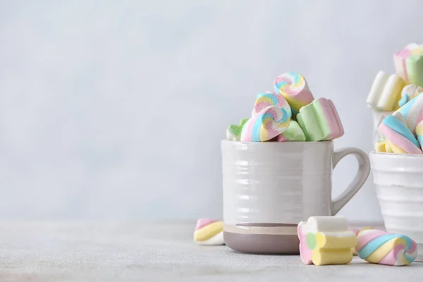 Cups Tasty Marshmallows Light Background — Stock Photo, Image