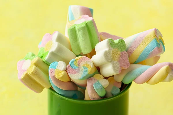 Cup Tasty Marshmallows Color Background Closeup — Stock Photo, Image