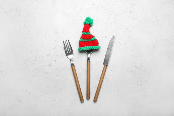 Set Cutlery Wooden Handles Knitted Hat Light Background — Stock Photo, Image