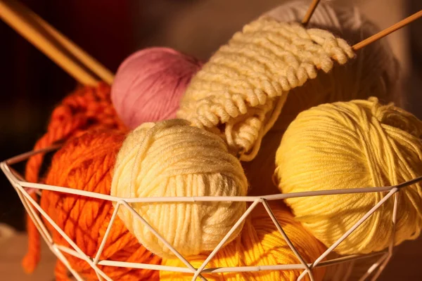 編み糸と針 クローズ アップ付きバスケット — ストック写真