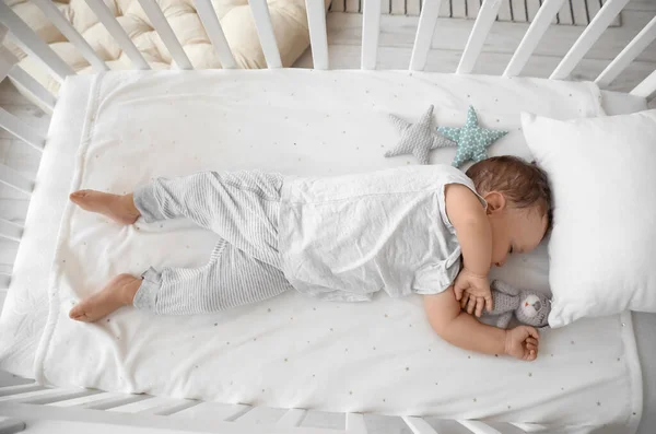 可愛いです赤ん坊とともにおもちゃ睡眠でクリブ — ストック写真