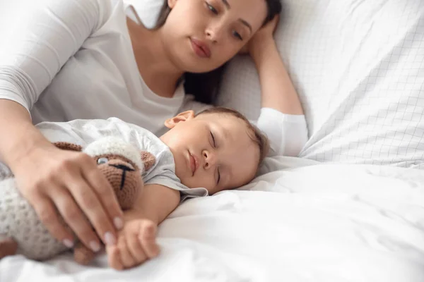 Adorable Bebé Durmiendo Con Juguete Madre Cama Primer Plano —  Fotos de Stock