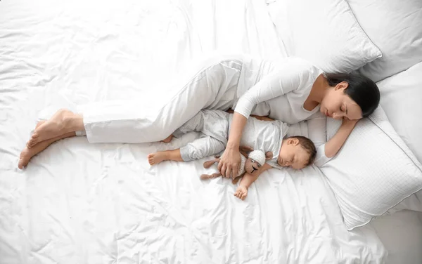 Joven Madre Adorable Bebé Con Juguete Durmiendo Cama — Foto de Stock