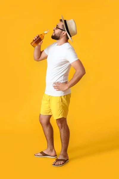 Jongeman Zonnebril Drinken Bier Gele Achtergrond — Stockfoto