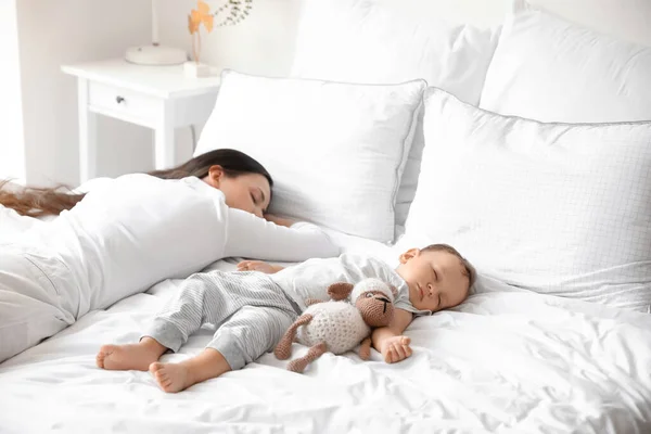 Adorable Bebé Con Juguete Madre Durmiendo Cama — Foto de Stock
