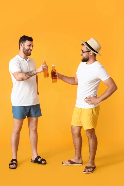 Jonge Mannen Met Flesjes Bier Gele Achtergrond — Stockfoto