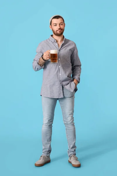 Jeune Homme Barbu Avec Verre Bière Sur Fond Bleu — Photo