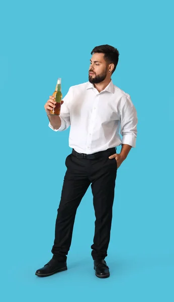 Jeune Homme Affaires Avec Bouteille Bière Pâle Sur Fond Bleu — Photo