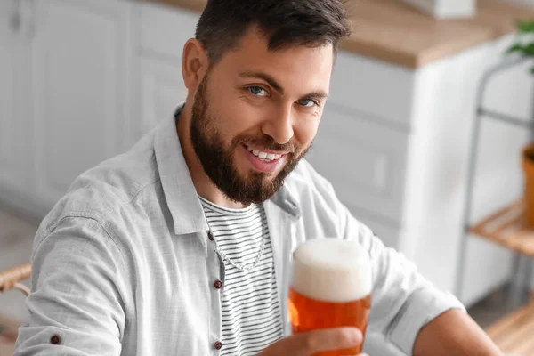 Schöner Bärtiger Mann Mit Glas Bier Der Küche Nahaufnahme — Stockfoto