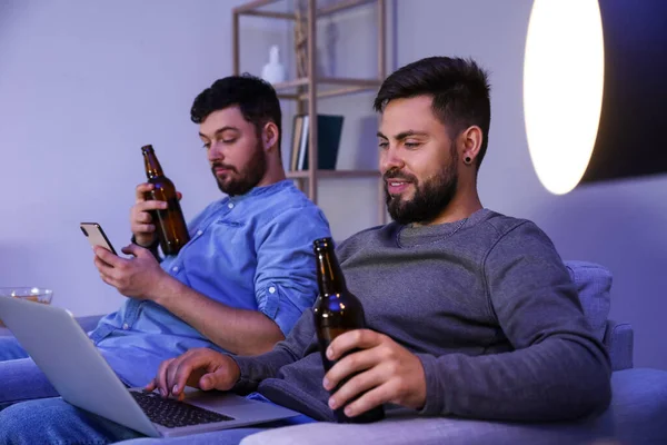 Jovens Irmãos Com Garrafas Cerveja Relaxando Casa Noite — Fotografia de Stock