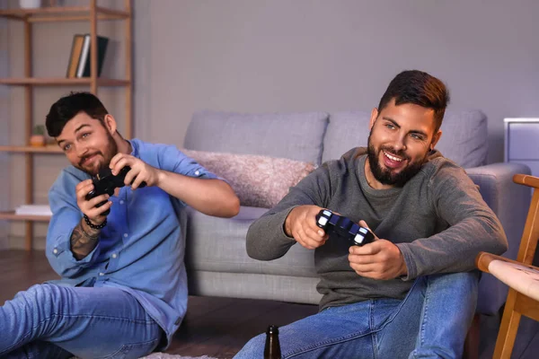 Νεαροί Αδελφοί Παίζουν Βιντεοπαιχνίδι Στο Σπίτι Βράδυ — Φωτογραφία Αρχείου